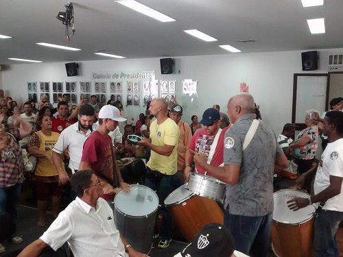 Manifestações dos grevistas na Câmara durante sessão ordinária